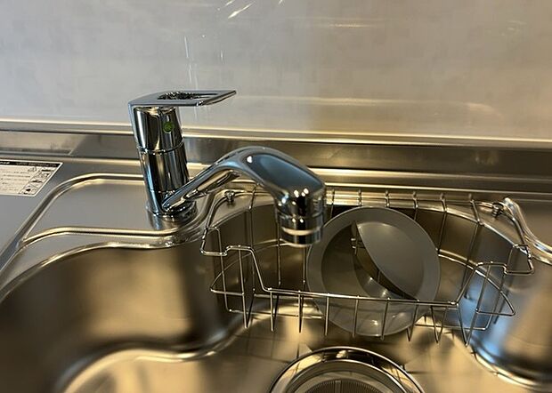 【キッチン水栓】キッチン水栓は、毎日必ず使うものだからこそ、使いやすさが重要です。シャワーヘッドの切り替えがスムーズか、吐水量が調節できるか、水しぶきが飛び散りにくい構造か、浄水機能が付いているかなど、日々の家事を快適にするための機能が数多くあります。また、デザインも多種多様なので、キッチン全体の雰囲気に合わせたものを選ぶことができます。