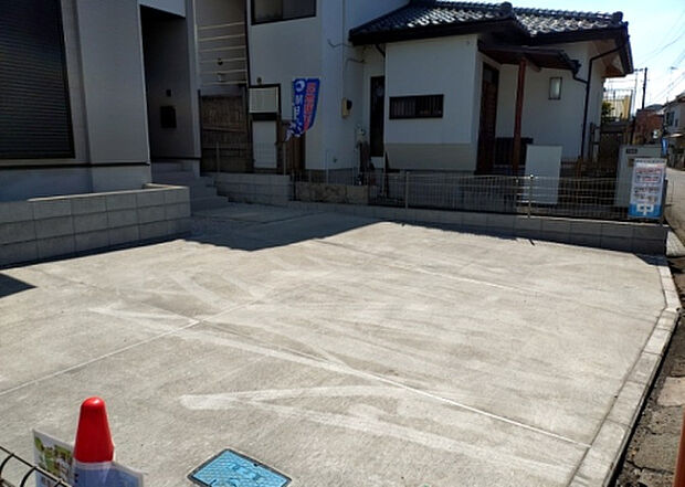 【駐車場】駐車場と明記されていても、最小スペースでつくられた駐車場だと大型車は駐車できなかったり、出入りしにくくなったりする可能性があります。お車のサイズと購入したい物件の駐車場のサイズを現地で確認しましょう。
