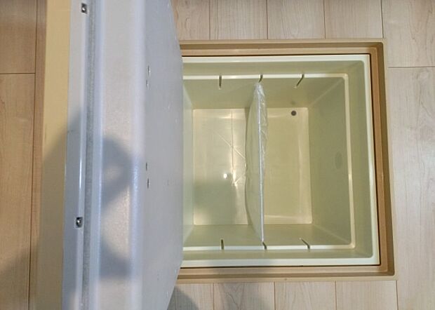 【キッチン床下収納】キッチン床下収納は、調理器具や食器などをスッキリと収納できる便利なスペースです。収納量が多いもの、引き出しがスムーズに開閉するものなど、使い勝手の良いものを選ぶことが大切です。また、湿気がこもりやすい場所なので、通気性の良いものを選ぶこともおすすめです。