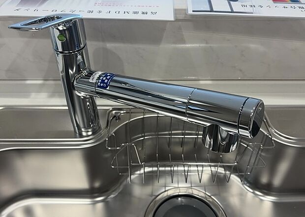 【キッチン水栓】キッチン水栓は、毎日必ず使うものだからこそ、使いやすさが重要です。シャワーヘッドの切り替えがスムーズか、吐水量が調節できるか、水しぶきが飛び散りにくい構造か、浄水機能が付いているかなど、日々の家事を快適にするための機能が数多くあります。また、デザインも多種多様なので、キッチン全体の雰囲気に合わせたものを選ぶことができます。
