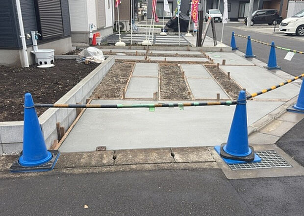 【駐車場】駐車場と明記されていても、最小スペースでつくられた駐車場だと大型車は駐車できなかったり、出入りしにくくなったりする可能性があります。お車のサイズと購入したい物件の駐車場のサイズを現地で確認しましょう。