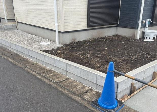 【庭】庭があることでガーデニングや家庭菜園はもちろん、こどもの遊び場やペットを放して遊ぶことができます。また、家の周囲に余裕があるということです。隣地との間があれば、十分な日当たりと、風通しが確保できます。