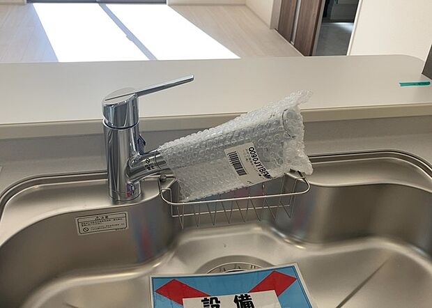 【キッチン水栓】キッチン水栓は、毎日必ず使うものだからこそ、使いやすさが重要です。シャワーヘッドの切り替えがスムーズか、吐水量が調節できるか、水しぶきが飛び散りにくい構造か、浄水機能が付いているかなど、日々の家事を快適にするための機能が数多くあります。また、デザインも多種多様なので、キッチン全体の雰囲気に合わせたものを選ぶことができます。