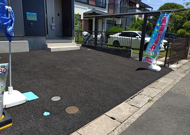【駐車場】駐車場と明記されていても、最小スペースでつくられた駐車場だと大型車は駐車できなかったり、出入りしにくくなったりする可能性があります。お車のサイズと購入したい物件の駐車場のサイズを現地で確認しましょう。