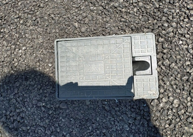 【その他設備】敷地内には、散水栓や立水栓があります。水道水を直接利用できるため、水を運ぶ手間を省くことが出来ます。大量の水を必要とする洗車作業や清掃などに役立ちます。その他設備とあわせて、現地でご確認ください。