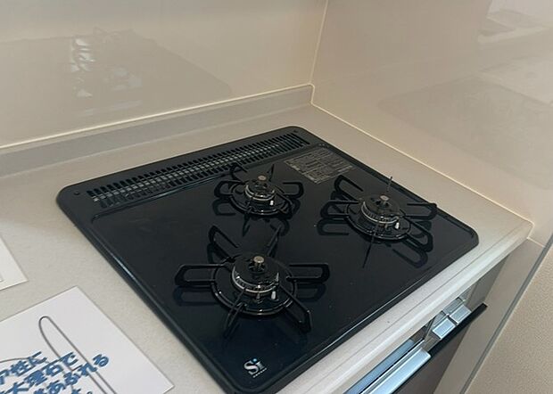 【キッチンコンロ】キッチンコンロは、料理の質を大きく左右する重要な設備です。火力調整のしやすさ、グリル機能の有無、安全装置の充実度など、選ぶポイントがたくさんあります。特に、IHクッキングヒーターは、お手入れのしやすさや安全性が高く、近年人気が高まっています。