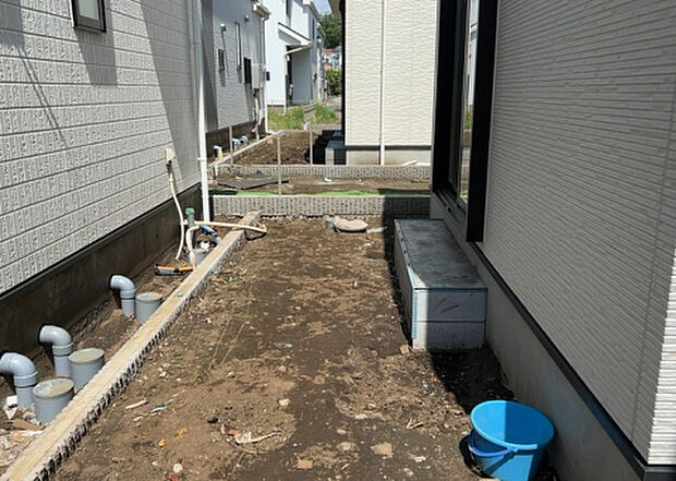 【庭_2】庭のある家に住むことのメリットとして、子どもたちの遊び場を確保できること、ガーデニングや家庭菜園を楽しめること、明るさを確保できることがあります。また、配置を工夫することでプライバシーが確保できます。
