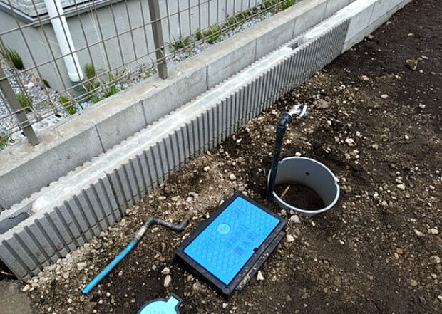 【その他設備】敷地内には、散水栓や立水栓があります。水道水を直接利用できるため、水を運ぶ手間を省くことが出来ます。大量の水を必要とする洗車作業や清掃などに役立ちます。その他設備とあわせて、現地でご確認ください。