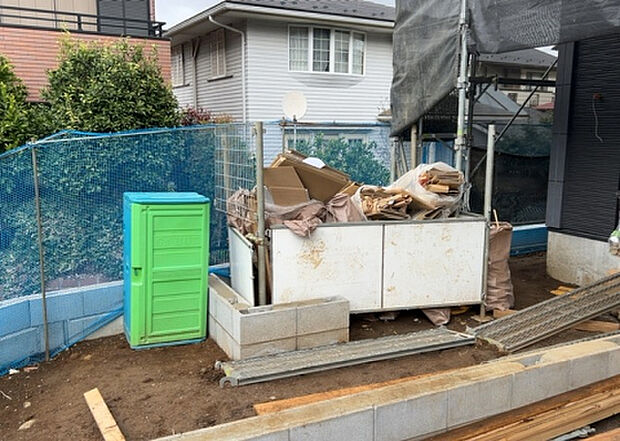 【庭_2】庭のある家に住むことのメリットとして、子どもたちの遊び場を確保できること、ガーデニングや家庭菜園を楽しめること、明るさを確保できることがあります。また、配置を工夫することでプライバシーが確保できます。