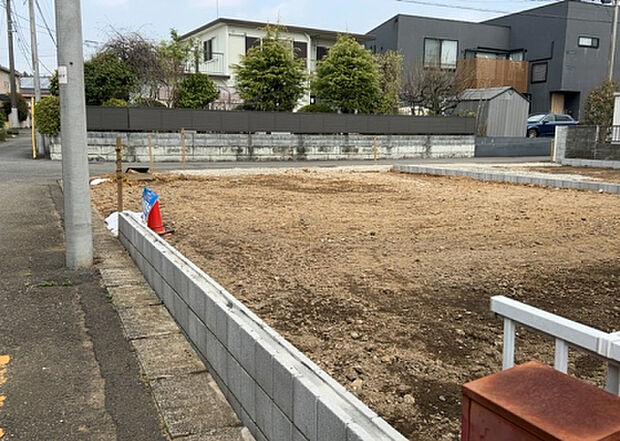 【外観_3】現地に行くなら、物件の周囲の地形がどうなっているかを見ることも大切です。周辺より低くなっている土地では、大雨などで水が集まりやすいため、地盤が弱くなっているということも考えられるため、注意が必要です。
