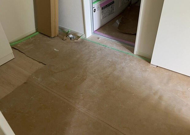 【脱衣場】多くの戸建て住宅で見かける洗面脱衣所は、洗面台と洗濯機が2畳ほどのスペースに並べられていて、洗面所が脱衣所を兼ね備えている間取りが一般的です。お客様が利用することもある、パブリックな空間でもあります。
