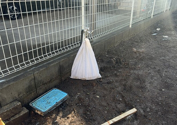 【その他設備】敷地内には、散水栓や立水栓があります。水道水を直接利用できるため、水を運ぶ手間を省くことが出来ます。大量の水を必要とする洗車作業や清掃などに役立ちます。その他設備とあわせて、現地でご確認ください。