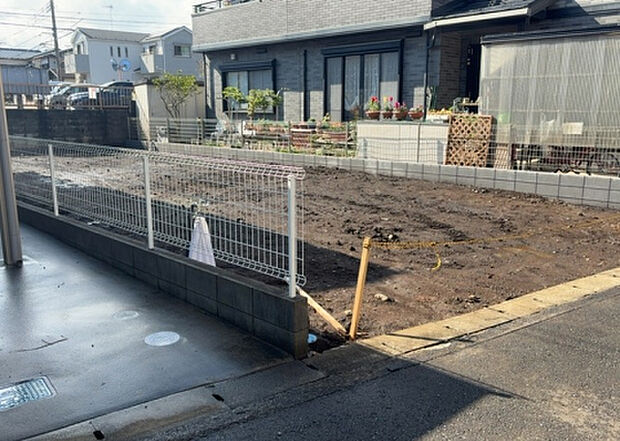 【外観_3】現地に行くなら、物件の周囲の地形がどうなっているかを見ることも大切です。周辺より低くなっている土地では、大雨などで水が集まりやすいため、地盤が弱くなっているということも考えられるため、注意が必要です。
