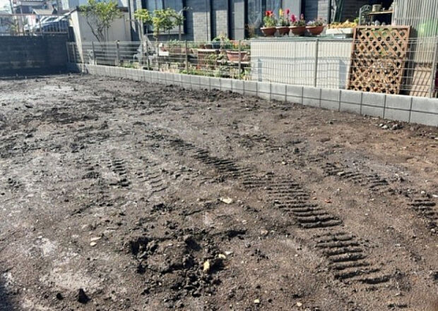 【玄関_2】玄関は、狭すぎると複数人で使いにくく、広すぎても無駄な空間になりがちです。最低2畳を目安にして、家の広さとの兼ね合いや家族の人数を考慮して決めるとよいでしょう。現地を見学して快適な玄関を選びましょう！