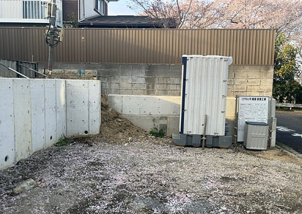 【玄関_2】玄関は、狭すぎると複数人で使いにくく、広すぎても無駄な空間になりがちです。最低2畳を目安にして、家の広さとの兼ね合いや家族の人数を考慮して決めるとよいでしょう。現地を見学して快適な玄関を選びましょう!