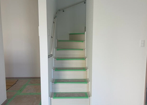 【内装】建物の上下階の通路である階段は、その位置によって動線や室内の印象が大きく左右されます。手摺にも重要な役割があり、転倒の防止・歩行や動作を円滑にして日常生活を支えることを主な目的として設置されています。
