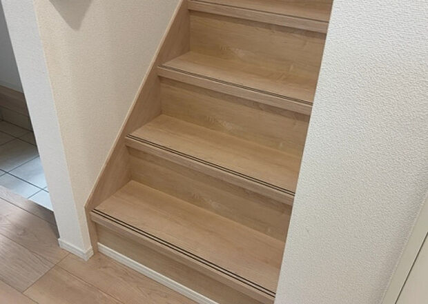 【内装】建物の上下階の通路である階段は、その位置によって動線や室内の印象が大きく左右されます。手摺にも重要な役割があり、転倒の防止・歩行や動作を円滑にして日常生活を支えることを主な目的として設置されています。