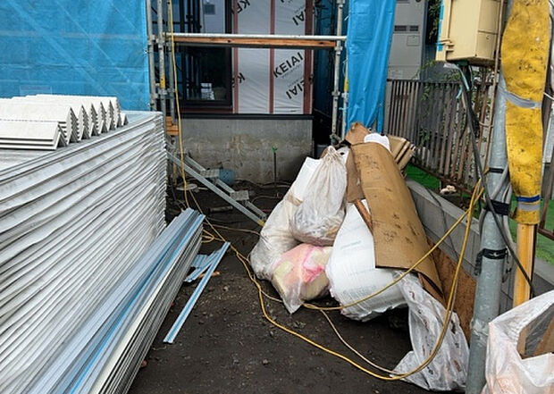 【構造・工法・仕様_2】ベタ基礎とは、柱の位置に関係なく全体に基礎がある事を指し、面積が大きい分建物の重さを全体に分散できます。また、地面からの湿気や害虫を遮断でき、木造住宅で心配されるシロアリ被害を防ぐ効果も期待できます。