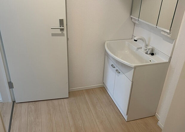 【脱衣場】多くの戸建て住宅で見かける洗面脱衣所は、洗面台と洗濯機が2畳ほどのスペースに並べられていて、洗面所が脱衣所を兼ね備えている間取りが一般的です。お客様が利用することもある、パブリックな空間でもあります。