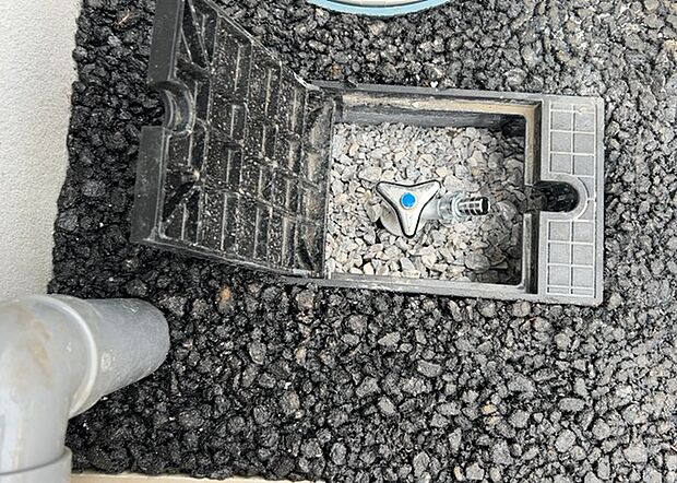 【外水栓】外水栓は、庭の水やりや洗車など、様々な用途に使える便利な設備です。ホースがしっかりと接続できるもの、水圧が安定しているものなど、使い勝手の良いものを選びましょう。また、凍結防止機能が付いているものなら、冬場でも安心して使用できます。