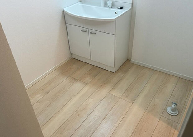 【脱衣場】多くの戸建て住宅で見かける洗面脱衣所は、洗面台と洗濯機が2畳ほどのスペースに並べられていて、洗面所が脱衣所を兼ね備えている間取りが一般的です。お客様が利用することもある、パブリックな空間でもあります。