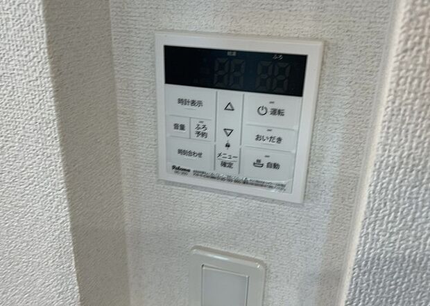 【給湯器リモコン】給湯器リモコンは、お風呂の温度設定やタイマー設定など、お風呂を快適に楽しむために欠かせないものです。液晶画面が大きく見やすいもの、操作ボタンが分かりやすいものなど、使いやすさが重要です。また、エコ機能が付いているものなら、光熱費の節約にもつながります。