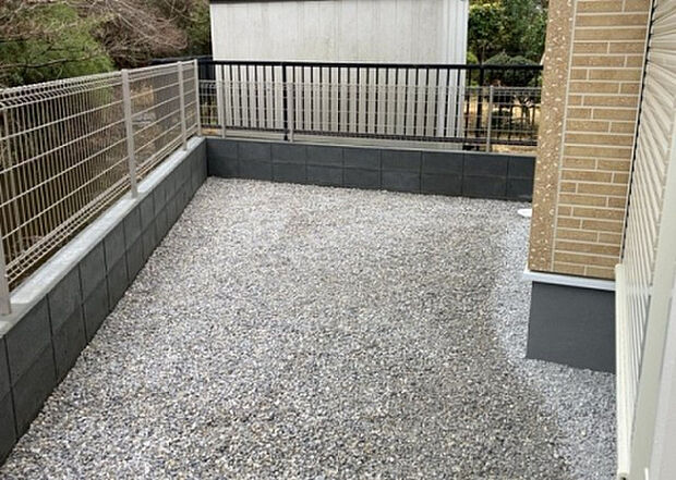 【庭】庭があることでガーデニングや家庭菜園はもちろん、こどもの遊び場やペットを放して遊ぶことができます。また、家の周囲に余裕があるということです。隣地との間があれば、十分な日当たりと、風通しが確保できます。