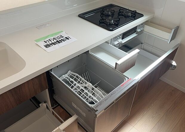 【キッチン床下収納】キッチン床下収納は、調理器具や食器などをスッキリと収納できる便利なスペースです。収納量が多いもの、引き出しがスムーズに開閉するものなど、使い勝手の良いものを選ぶことが大切です。また、湿気がこもりやすい場所なので、通気性の良いものを選ぶこともおすすめです。