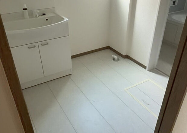 【脱衣場】多くの戸建て住宅で見かける洗面脱衣所は、洗面台と洗濯機が2畳ほどのスペースに並べられていて、洗面所が脱衣所を兼ね備えている間取りが一般的です。お客様が利用することもある、パブリックな空間でもあります。