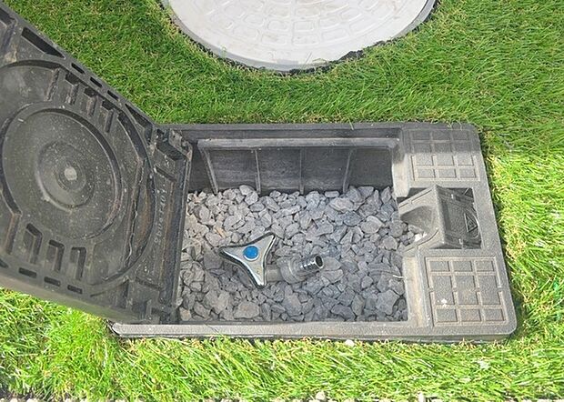【外水栓】外水栓は、庭の水やりや洗車など、様々な用途に使える便利な設備です。ホースがしっかりと接続できるもの、水圧が安定しているものなど、使い勝手の良いものを選びましょう。また、凍結防止機能が付いているものなら、冬場でも安心して使用できます。