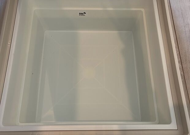 【キッチン床下収納】キッチン床下収納は、調理器具や食器などをスッキリと収納できる便利なスペースです。収納量が多いもの、引き出しがスムーズに開閉するものなど、使い勝手の良いものを選ぶことが大切です。また、湿気がこもりやすい場所なので、通気性の良いものを選ぶこともおすすめです。