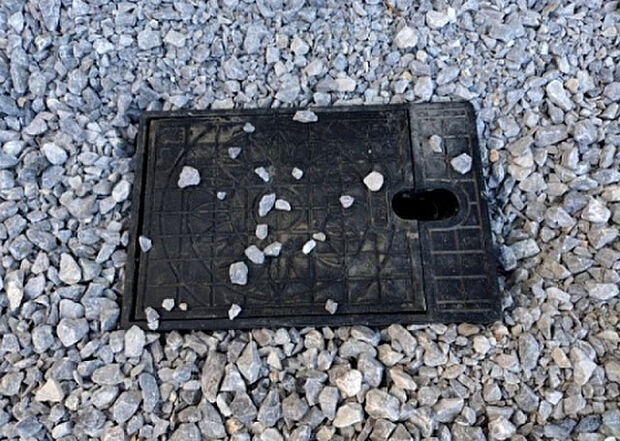 【その他設備】敷地内には、散水栓や立水栓があります。水道水を直接利用できるため、水を運ぶ手間を省くことが出来ます。大量の水を必要とする洗車作業や清掃などに役立ちます。その他設備とあわせて、現地でご確認ください。