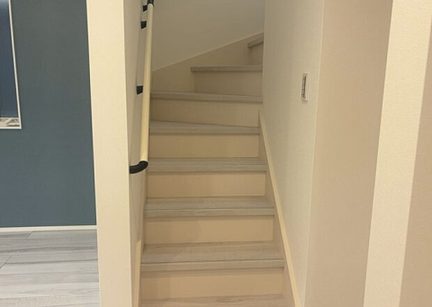 【内装】建物の上下階の通路である階段は、その位置によって動線や室内の印象が大きく左右されます。手摺にも重要な役割があり、転倒の防止・歩行や動作を円滑にして日常生活を支えることを主な目的として設置されています。
