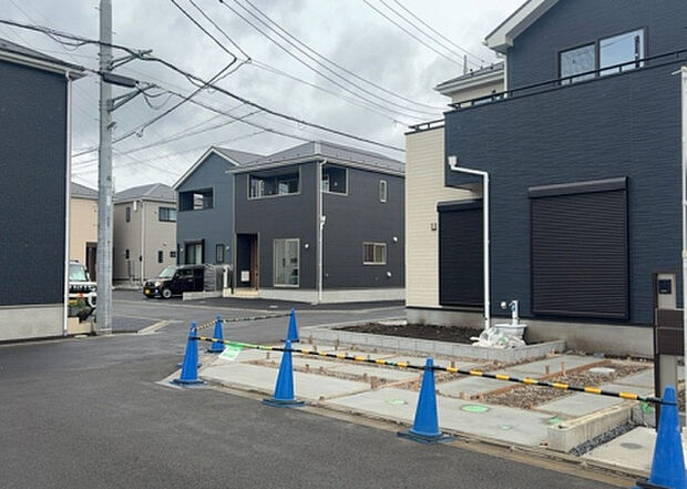 【前面道路含む現地写真_2】お持ちの車種によっては前面道路が広い方が便利でしょう。しかし、前面道路が広ければその分交通量が多くなるため、騒音などが気になる場合があります。実際に現地を見学し、周辺交通量や騒音などを確認しましょう！