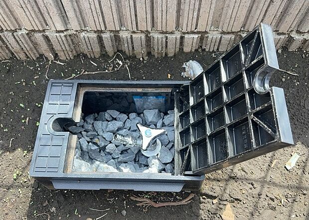 【外水栓】外水栓は、庭の水やりや洗車など、様々な用途に使える便利な設備です。ホースがしっかりと接続できるもの、水圧が安定しているものなど、使い勝手の良いものを選びましょう。また、凍結防止機能が付いているものなら、冬場でも安心して使用できます。