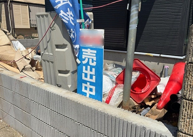 【庭】庭があることでガーデニングや家庭菜園はもちろん、こどもの遊び場やペットを放して遊ぶことができます。また、家の周囲に余裕があるということです。隣地との間があれば、十分な日当たりと、風通しが確保できます。