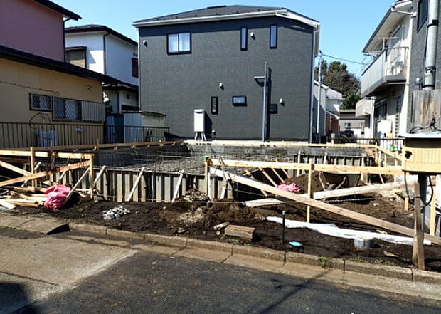 【前面道路含む現地写真_2】前面道路の幅員や歩道の有無、近隣の建物との距離感などは、実際の生活の利便性や安全性に大きく影響します。複数のアングルから前面道路の状況を確認することで、より具体的に生活イメージを描けます。