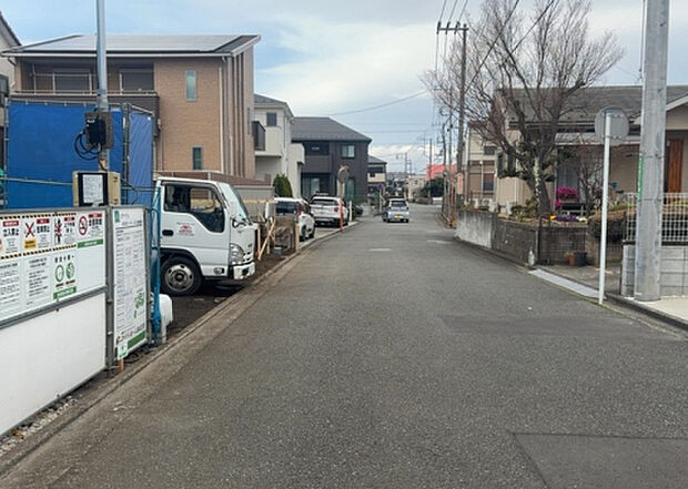 【前面道路含む現地写真_2】前面道路の幅員や歩道の有無、近隣の建物との距離感などは、実際の生活の利便性や安全性に大きく影響します。複数のアングルから前面道路の状況を確認することで、より具体的に生活イメージを描けます。