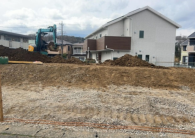 【玄関_2】玄関は、狭すぎると複数人で使いにくく、広すぎても無駄な空間になりがちです。最低2畳を目安にして、家の広さとの兼ね合いや家族の人数を考慮して決めるとよいでしょう。現地を見学して快適な玄関を選びましょう！