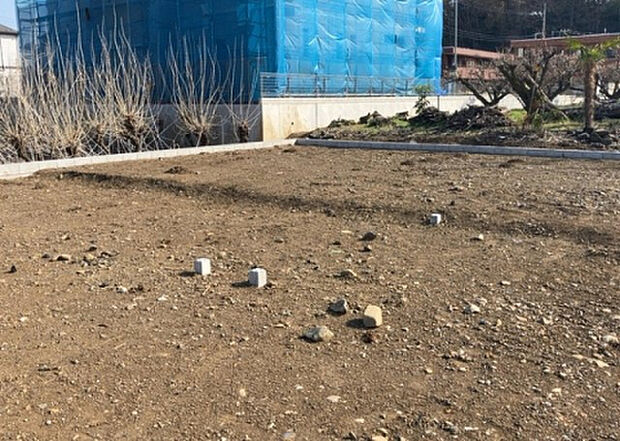 【玄関_2】玄関は、狭すぎると複数人で使いにくく、広すぎても無駄な空間になりがちです。最低2畳を目安にして、家の広さとの兼ね合いや家族の人数を考慮して決めるとよいでしょう。現地を見学して快適な玄関を選びましょう！