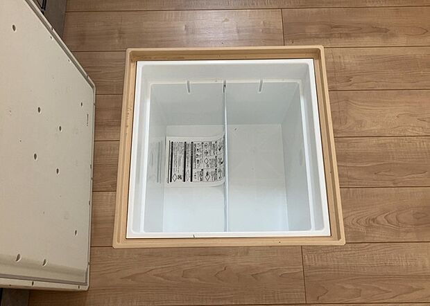 【キッチン床下収納】キッチン床下収納は、調理器具や食器などをスッキリと収納できる便利なスペースです。収納量が多いもの、引き出しがスムーズに開閉するものなど、使い勝手の良いものを選ぶことが大切です。また、湿気がこもりやすい場所なので、通気性の良いものを選ぶこともおすすめです。