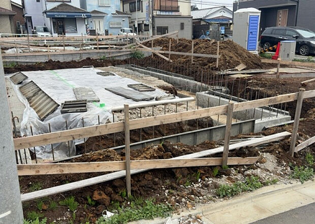 【外観_3】現地に行くなら、物件の周囲の地形がどうなっているかを見ることも大切です。周辺より低くなっている土地では、大雨などで水が集まりやすいため、地盤が弱くなっているということも考えられるため、注意が必要です。