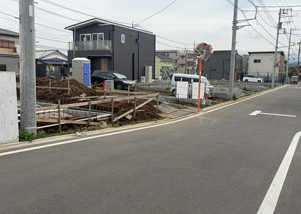 【前面道路含む現地写真_2】前面道路の幅員や歩道の有無、近隣の建物との距離感などは、実際の生活の利便性や安全性に大きく影響します。複数のアングルから前面道路の状況を確認することで、より具体的に生活イメージを描けます。