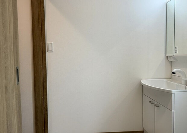 【脱衣場】多くの戸建て住宅で見かける洗面脱衣所は、洗面台と洗濯機が2畳ほどのスペースに並べられていて、洗面所が脱衣所を兼ね備えている間取りが一般的です。お客様が利用することもある、パブリックな空間でもあります。