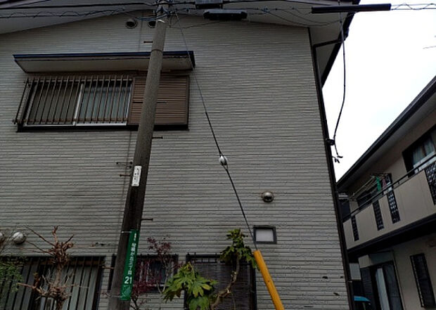 【外観_3】現地に行くなら、物件の周囲の地形がどうなっているかを見ることも大切です。周辺より低くなっている土地では、大雨などで水が集まりやすいため、地盤が弱くなっているということも考えられるため、注意が必要です。
