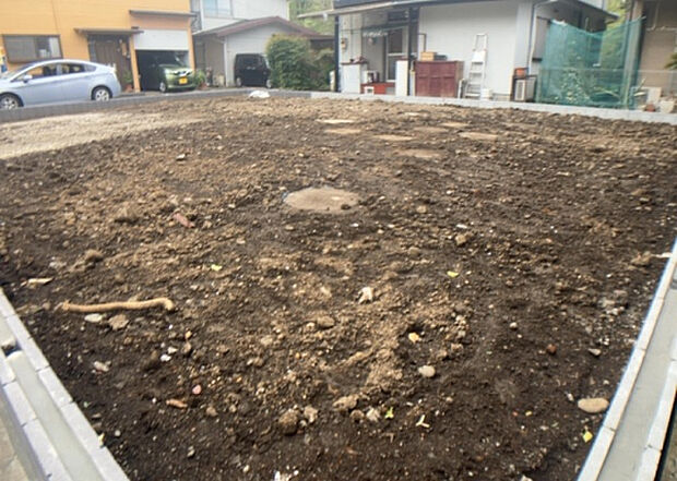 【庭_2】庭のある家に住むことのメリットとして、子どもたちの遊び場を確保できること、ガーデニングや家庭菜園を楽しめること、明るさを確保できることがあります。また、配置を工夫することでプライバシーが確保できます。