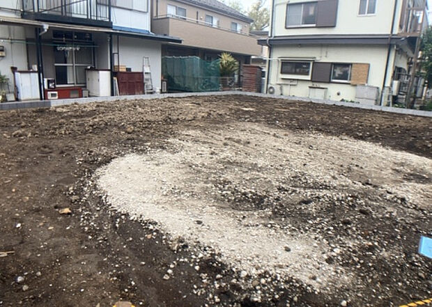 【玄関】玄関は家の顔でもあり、家族以外の目にも止まる場所です。玄関は外との間を仕切る扉、靴などをしまっておく収納スペース、靴脱ぎのたたきスペース、来客とのやり取りをするドアホンなど複数のアイテムからなります。