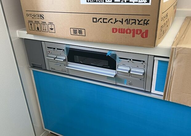 【キッチンコンロ】キッチンコンロは、料理の質を大きく左右する重要な設備です。火力調整のしやすさ、グリル機能の有無、安全装置の充実度など、選ぶポイントがたくさんあります。特に、IHクッキングヒーターは、お手入れのしやすさや安全性が高く、近年人気が高まっています。