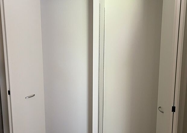 【玄関収納】玄関収納は、靴や傘、コートなどをスッキリと収納できるだけでなく、来客時に見せる顔となるため、家の顔とも言えます。収納量だけでなく、デザイン性も重視したいところです。ミラー付きの収納であれば、外出前の身だしなみチェックにも便利です。