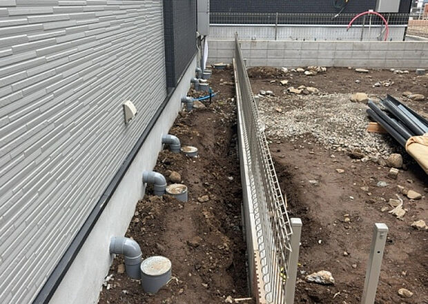 【その他設備】敷地内には、散水栓や立水栓があります。水道水を直接利用できるため、水を運ぶ手間を省くことが出来ます。大量の水を必要とする洗車作業や清掃などに役立ちます。その他設備とあわせて、現地でご確認ください。